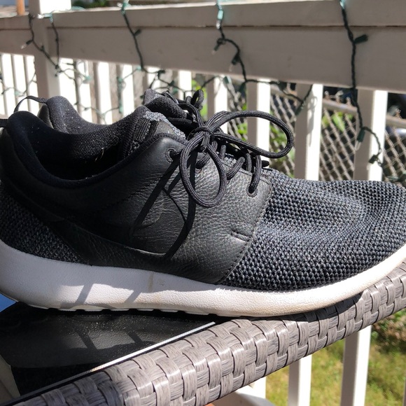 Nike Shoes - Black nike sneakers